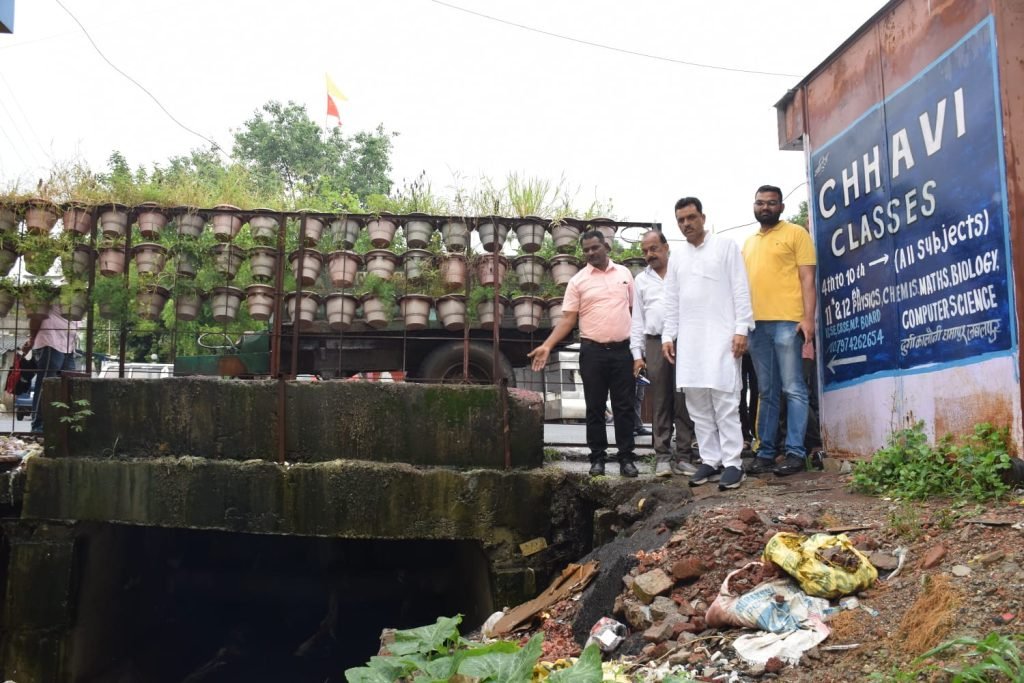 JABALPUR NEWS- जलप्लावन वाले क्षेत्रों का महापौर ने किया दौरा- नाला-नालियों के समीप जाकर देखी जल निकासी की व्यवस्था 2 f1ef05d8 db1a 4302 826b b7a495fddef4
