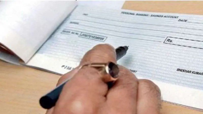 SBI Alert! यदि आप भी पेमेंट करते टाइम चेक का यूज़ करते है तो अब हो जाइये सावधान, याद रखे इन बातो को 4 चेक में साइन करते समय रहें सावधान गलती होने पर