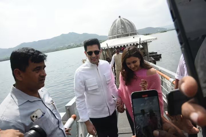 Parineeti Raghav Wedding शादी के बाद पति राघव के साथ परिणीति की कुछ फोटोज आई, इस तरह से सामने की लोग देख कर रह गए हैरान 3 8fa516a6 3ad4 4d0d 9ccd 49372aa10b2a