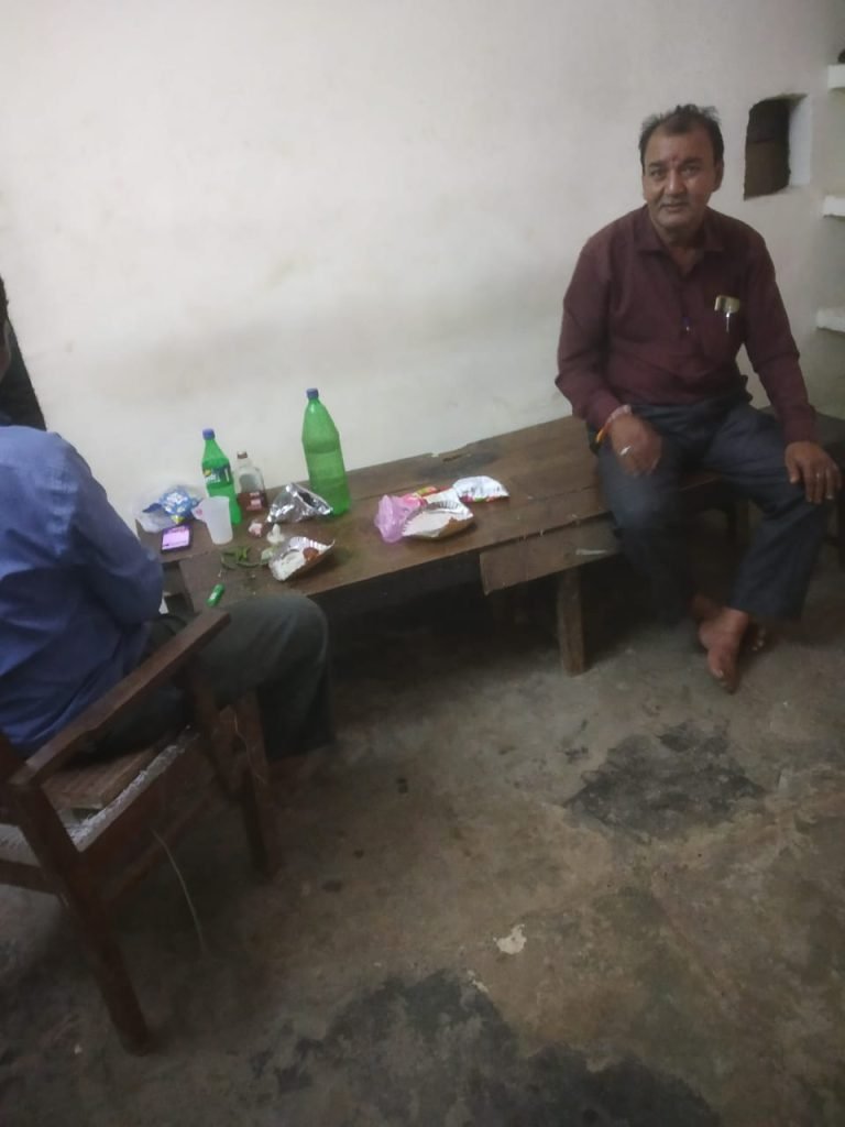 पोली पाथर में ब्लैक आउट: शिकायत करने गए उपभोक्ता तो शराब पीते मिले कर्मचारी 2 WhatsApp Image 2023 09 12 at 5.22.42 PM