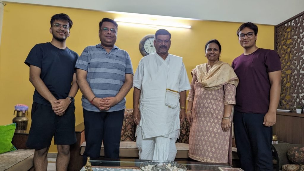 चंद्रयान-3 की हेड रिंकू अग्रवाल ने गृहस्थ संत पं. तरूण चौबे से लिया आर्शीवाद 2 WhatsApp Image 2023 09 30 at 17.14.13
