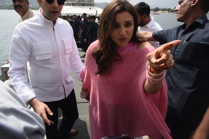 Parineeti Raghav Wedding शादी के बाद पति राघव के साथ परिणीति की कुछ फोटोज आई, इस तरह से सामने की लोग देख कर रह गए हैरान 2 a4a89f17 a2bc 43b5 8d0c 5d5e9ebd0b51