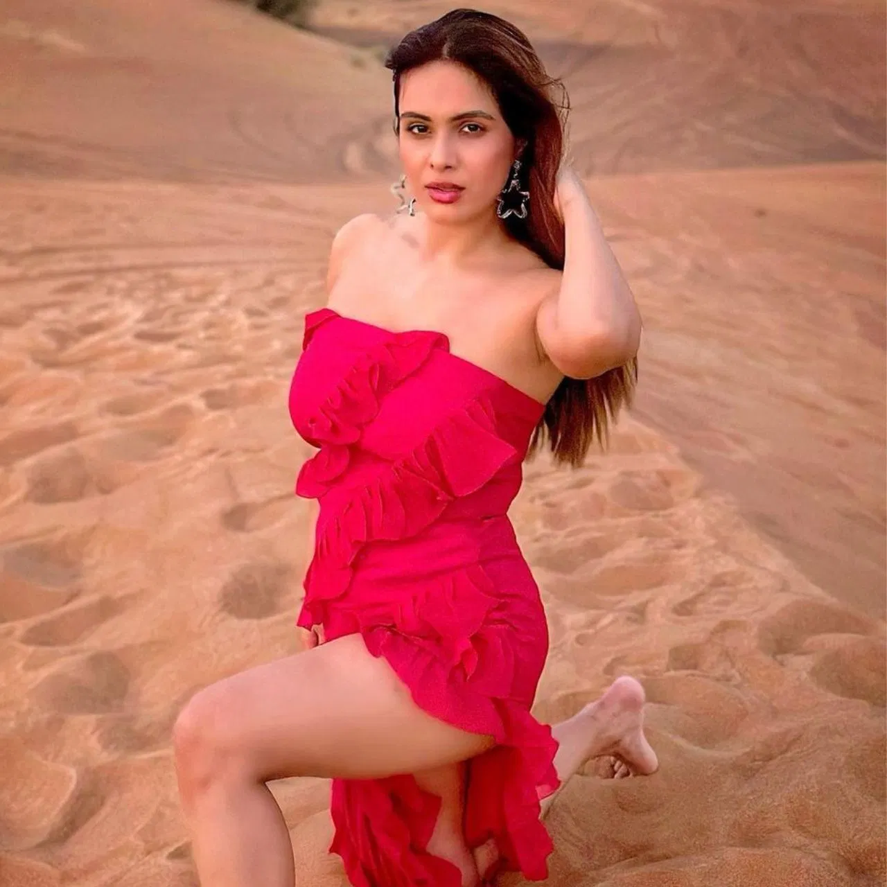 Neha Malik दुबई के रेगिस्तान में पल्लू सरकाकर Neha ने दिखाया ग्लैमरस अवतार, देख फैंस के मुँह से टपकने लगी लार 5 neha malik photoshoot viral