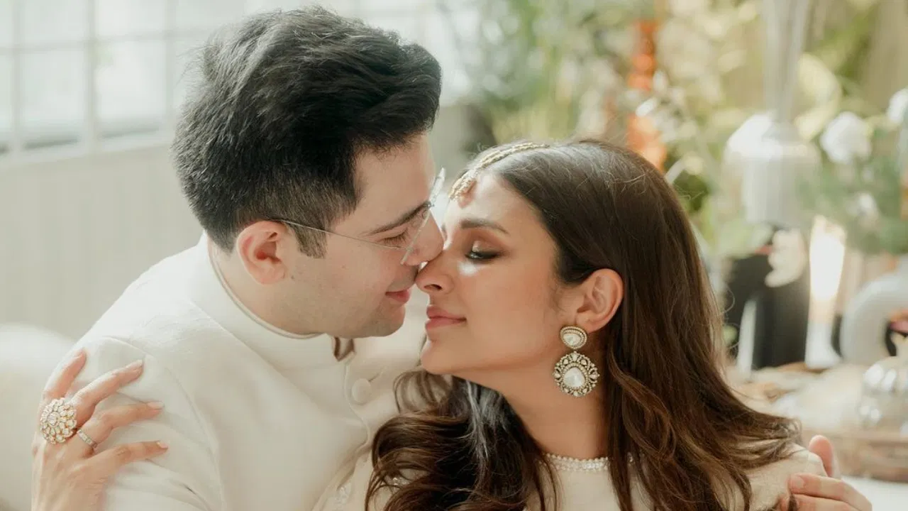 Parineeti Raghav Wedding शादी के बाद पति राघव के साथ परिणीति की कुछ फोटोज आई, इस तरह से सामने की लोग देख कर रह गए हैरान 1 parineeti chopra 8