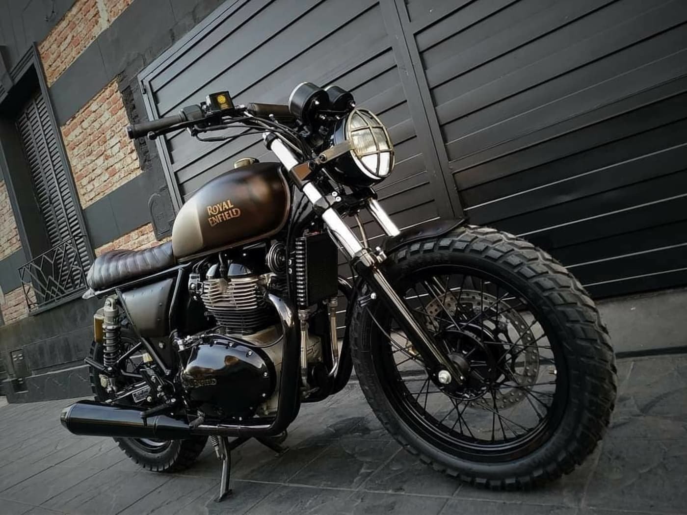 अब पहाड़ो की सैर करना होगा बहुत ही आसान Royal Enfield का Classic 650 बाइक के सामने बड़ी बड़ी गाड़ियों की होगी अब छुट्टी 4 royal enfield interceptor 650 custom front three q f735