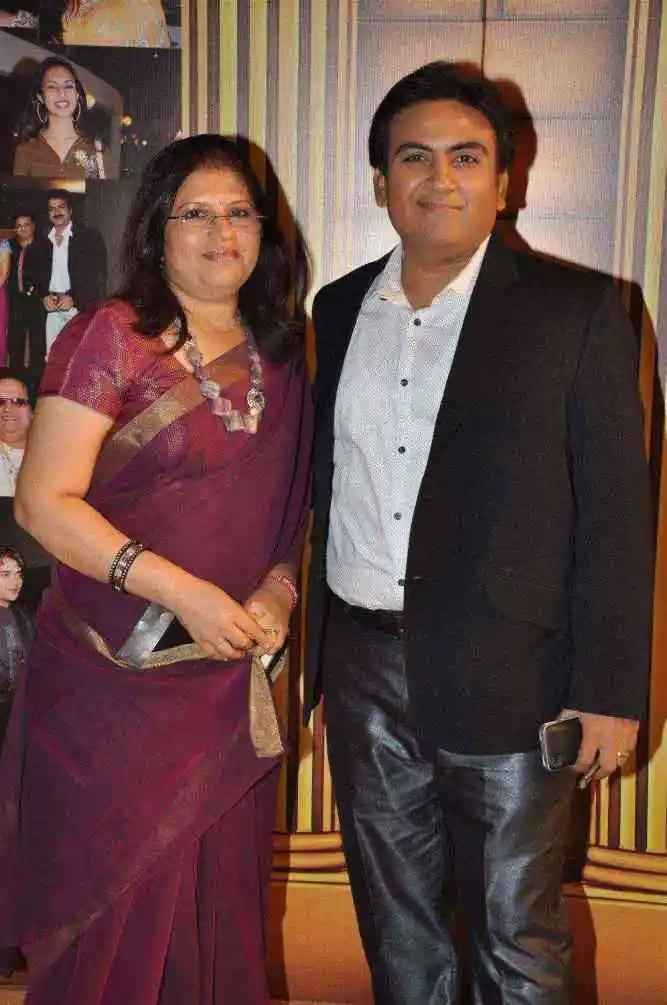 Tarak Mahta Show के जेठालाल की रियल पत्नी दिखती है हुस्न की मलिका, खूबसूरती और हॉटनेश देख लोग हुए दीवाने 3 taarak mehta fame dilip joshi with wife