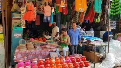 सज गया करवा चौथ का बाजार, डिजाइनर साडियों व फैंसी चूडिय़ों की मांग 7 11 13