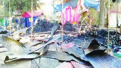हिमाचल में कुल्लू दशहरा में आधी रात आग लगी:आठ टेंट और पांच दुकानें जलकर खाक, 2 व्यक्ति भी झुलसे