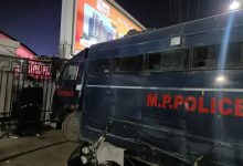 जबलपुर में पुलिस के वज्र वाहन का फेल हुआ ब्रेक:बाउंड्रीवॉल से टकराकर नाले में घुसा; गोलबाजार में मची अफरा-तफरी 11 6 10