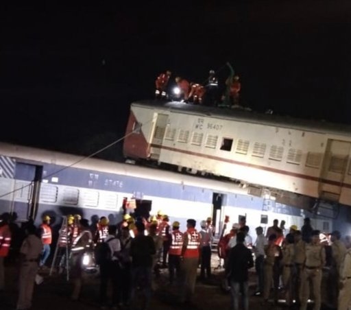 भेड़ाघाट में एक ट्रेक पर आ गई दो रेलगाड़ियां जबलपुर में खतरे के दो सायरन बजे . राहत बचाव अमला मौके पर पहुंचा 1 IMG 20231012 225036