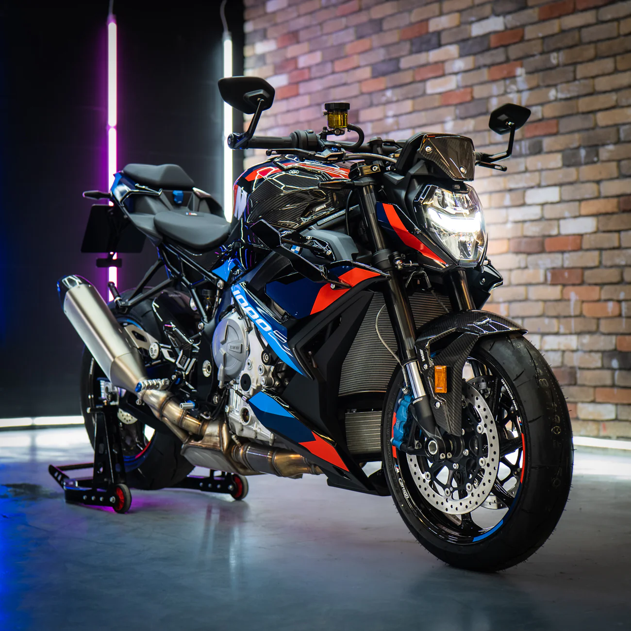 BMW Bike New Price भारत की सबसे महंगी बाइक हुई लॉन्च, बाहुबली फीचर्स के साथ खुलेगा इसका राज 1 M1000 GIVEAWAY GUYS 05
