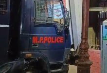 गोलबाजार की दीवार से टकराया पुलिस का अनियंत्रित ट्रक 10 Screenshot 2023 10 22 05 48 13 15 6012fa4d4ddec268fc5c7112cbb265e7