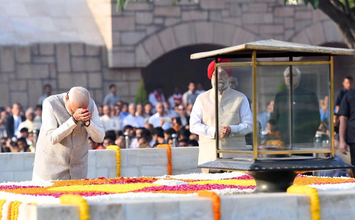 Ghandhi Jayanti 2023 महात्मा गांधी की 154वी जयंती पर PM मोदी सहित कई नेताओ ने अर्पित की श्रद्धांजलि जानें पूरा कार्यक्रम 1 Ghandhi Jayanti 2023 महात्मा गांधी की 154 वी जयंती पर PM मोदी सहित कई नेताओ ने अर्पित की श्रद्धांजलि जानें पूरा कार्यक्रम
