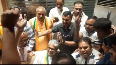 भाजपा संभागीय कार्यालय में हंगामा उत्तर मध्य की टिकट के खिलाफ सड़कों पर उतरे कार्यकर्ता 10 WhatsApp Image 2023 10 21 at 7.09.46 PM