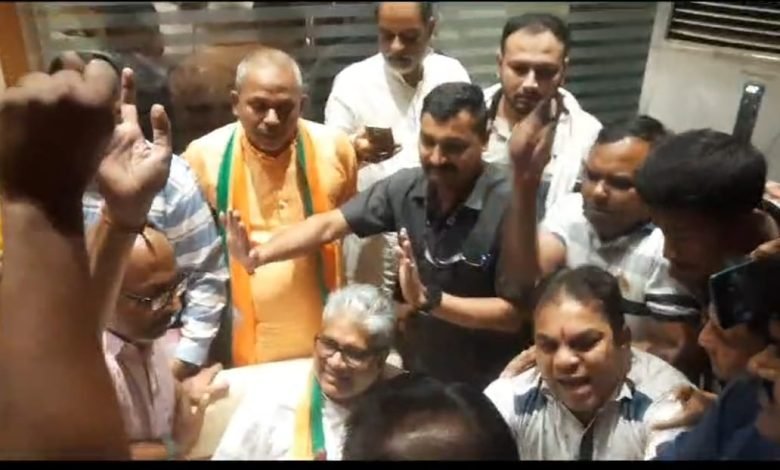 भाजपा संभागीय कार्यालय में हंगामा उत्तर मध्य की टिकट के खिलाफ सड़कों पर उतरे कार्यकर्ता 1 WhatsApp Image 2023 10 21 at 7.09.46 PM
