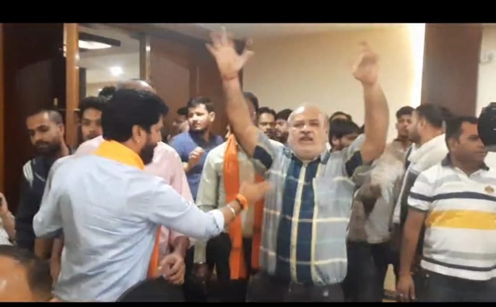 भाजपा संभागीय कार्यालय में हंगामा उत्तर मध्य की टिकट के खिलाफ सड़कों पर उतरे कार्यकर्ता 2 WhatsApp Image 2023 10 21 at 7.09.47 PM
