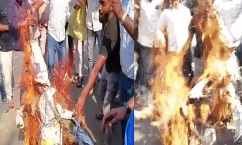 MP Election 2023 कॉंग्रेसियो ने फूँका दिग्विजय-कमलनाथ का पुतला, जमकर पार्टी में छिड़ी जंग जानिए ये है वजह 1 MP Election 2023 कॉंग्रेसियो ने फूँका दिग्विजय-कमलनाथ का पुतला, जमकर पार्टी में छिड़ी जंग जानिए ये है वजह