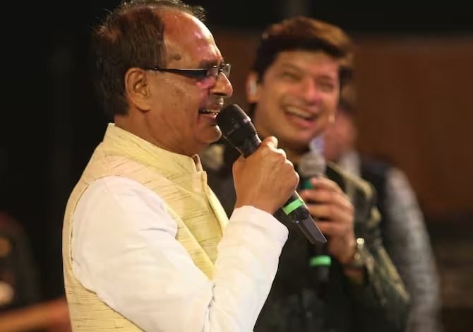 MP Election 2023 अपनी जन्मभूमि पहुंचे मुख्यमंत्री शिवराज सिंह, जाने क्यों अपने हाथों से आंखों के आंसू पोछने पड़ गए यहाँ देखे खबर 1 MP Election 2023 अपनी जन्मभूमि पहुंचे मुख्यमंत्री शिवराज सिंह, जाने क्यों अपने हाथों से आंखों के आंसू पोछने पड़ गए यहाँ देखे खबर