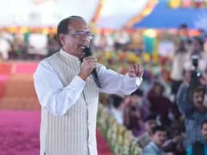 MP Election 2023 अपनी जन्मभूमि पहुंचे मुख्यमंत्री शिवराज सिंह, जाने क्यों अपने हाथों से आंखों के आंसू पोछने पड़ गए यहाँ देखे खबर 2 WhatsApp Image 2023 10 28 at 11.40.02 AM
