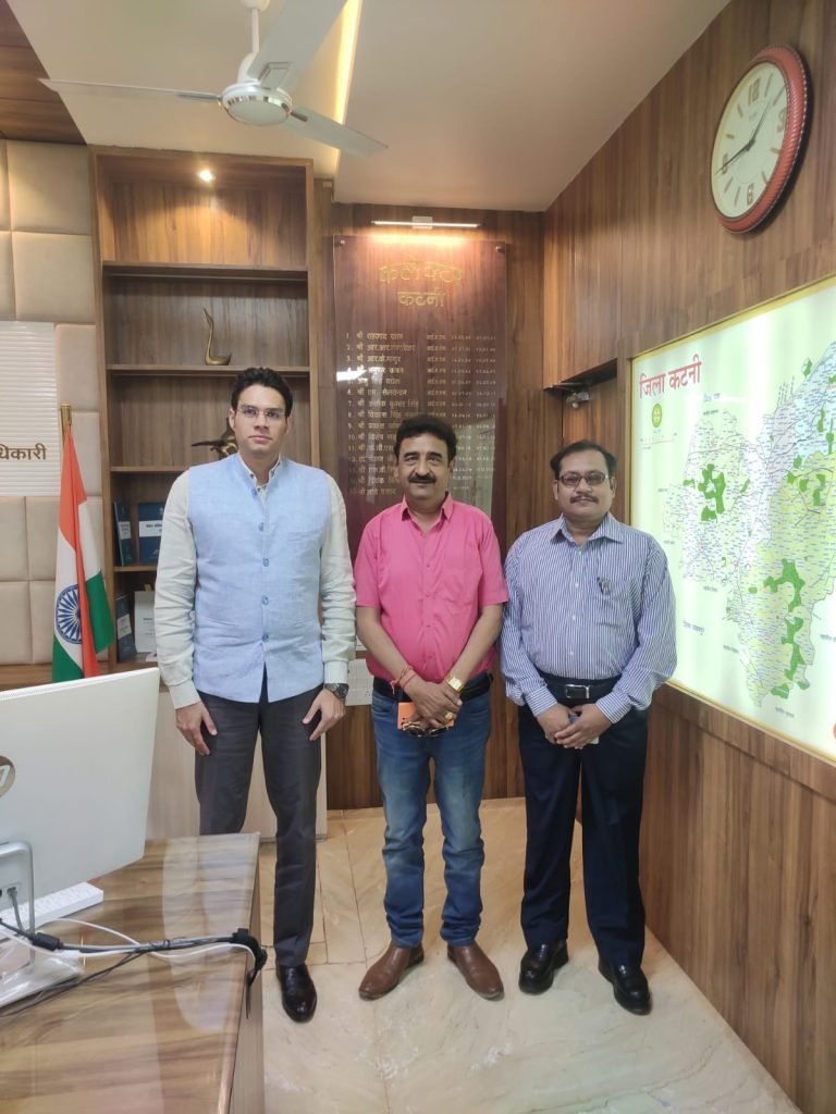 कटनी प्रवास, यश भारत के संस्थापक आशीष शुक्ला की कलेक्टर से सौजन्य भेंट 2 कलेक्टर अभी प्रसाद से यश भारत के संस्थापक आशीष शुक्ला ने कटनी प्रवास के दौरान भेंट की, जिला जनसंपर्क अधिकारी मनोज श्रीवास्तव भी मौजूद थे।