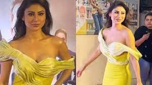 Mouni Roy Dress कंधे से आधी खिसक गयी थी मौनी रॉय की ड्रेस, फिर क्या कैमरे में हुआ कुछ इस प्रकार कैद, फैंस ने दिए जवाब 3 download 2023 10 13T155747.667