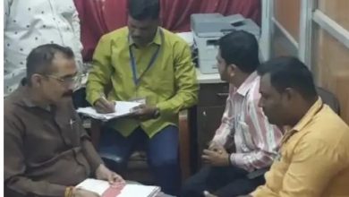 madhya pradesh Lokayukta trap clerk caught taking bribe chhindwara collectorate office news in hindi