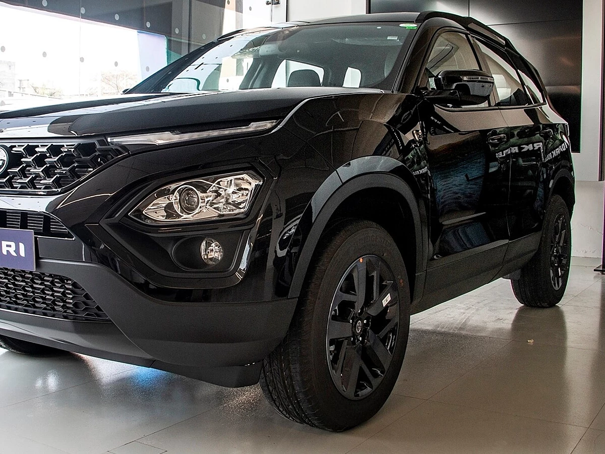 Tata Safari Facelift Dark Edition को लालटेन से भी ढूँढने पर भी नहीं मिलेंगी इतनी कीमत में, लक्ज़री प्रीमियम के साथ चमचमाता मॉडल 5 tata safari right front three quarter0