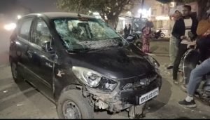 तांडव करती कार ने बाइक चालक को उड़ाया, चार घायल, दो गंभीर,सीसीटीव्ही कैमरे में कैद हुई घटना 2 IMG 20231125 213923 2