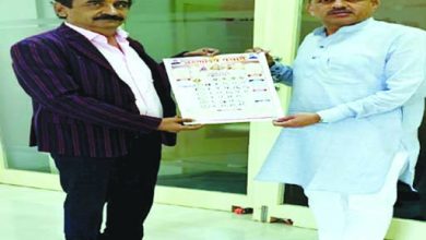 महापौर को भेंट किया अरुणोदय पंचांग 8 1 4