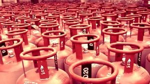 LPG Gas Cylinder Price चुनाव खत्म होते ही LPG Cylinder के दामों में जोरदार उछाल, उपभोक्ता के टूटे अरमान पढ़े पूरी खबर 2 LPG Gas Cylinder Price चुनाव खत्म होते ही LPG Cylinder के दामों में जोरदार उछाल, उपभोक्ता के टूटे अरमान पढ़े पूरी खबर