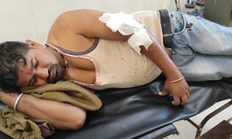 कैलाशधाम के रिठौरी ग्राम में अचानक बरसी गोलियां, एक युवक को लगी गोली 1 WhatsApp Image 2023 12 15 at 1.44.57 PM