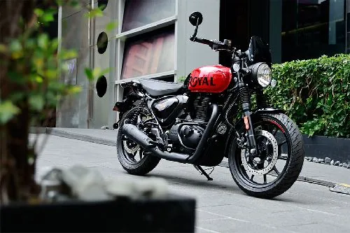Royal Enfield अब फाइनेंस प्लान के आधार पर मात्र 21 हजार में, तगड़े फीचर्स के साथ बहुत ही कम कीमत में, जानिए इसका इंजन 2 royal enfield hunter 350 slant rear view full image 648626
