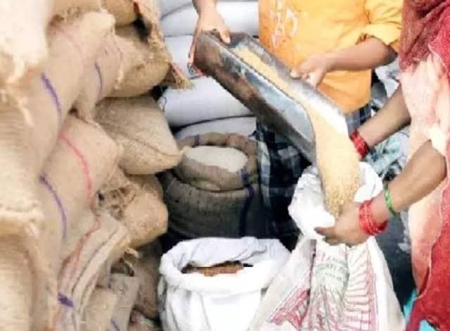 सागर जिला की तहसील बंडा क्षेत्र में मनमानी कर रहे राशन विक्रेता,निःशुल्क राशन के रुपये लेकर वितरण किया जा रहा राशन 1 images 2024 01 21T165722.187