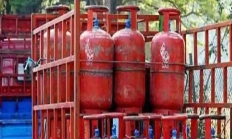 GAS CYLINDER एलपीजी उपभोक्ता को मिली good news! आज से कम हो गए दाम, अब मिलेगा इतने में सिलेंडर देखे यहाँ खबर 1 GAS CYLINDER एलपीजी उपभोक्ता को मिली good news! आज से कम हो गए दाम, अब मिलेगा इतने में सिलेंडर देखे यहाँ खबर