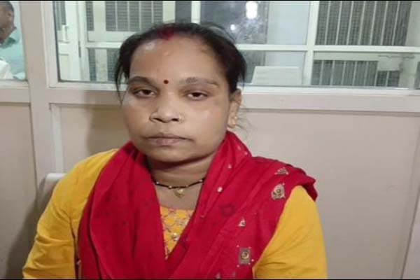 साहब... अभी मैं जिंदा हूं..... कांग्रेस पार्षद दल के साथ पीड़िता ने अधारताल पुलिस से कहा... 1 Untitled 4 copy 6