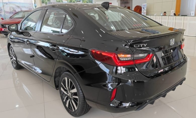 घर के आँगन में नजर आएगी मात्र 3 लाख से भी कम कीमत में Black Honda City की कार, जल्दी उठाये सुनहरे मौके का ये लाभ 1 maxresdefault 2024 03 17T152926.429