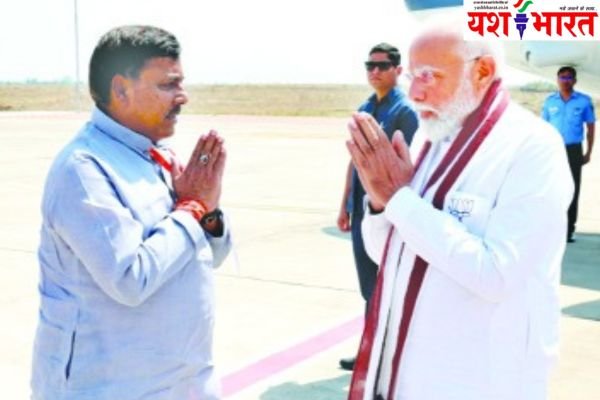 पीएम नरेंद्र मोदी ने जाते वक्त नगर अध्यक्ष प्रभात साहू को बुलाकर कहा अभी रूकना नहीं है 1 Add a heading 2