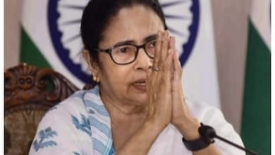 दुर्गापुर में चुनाव प्रचार के दौरान ममता बनर्जी चोटिल; हेलिकॉप्टर में चढ़ने के बाद लड़खड़ाकर गिरीं 9 IMG 20240427 141840