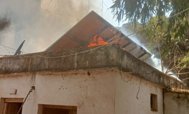 दमोह में पुराने पुलिस थाने में लगे सोलर पैनल में भड़की आग : मचा हड़कंप ...पढ़ें पूरी खबर 1 Screenshot 2024 04 05 19 05 18 637 com.whatsapp