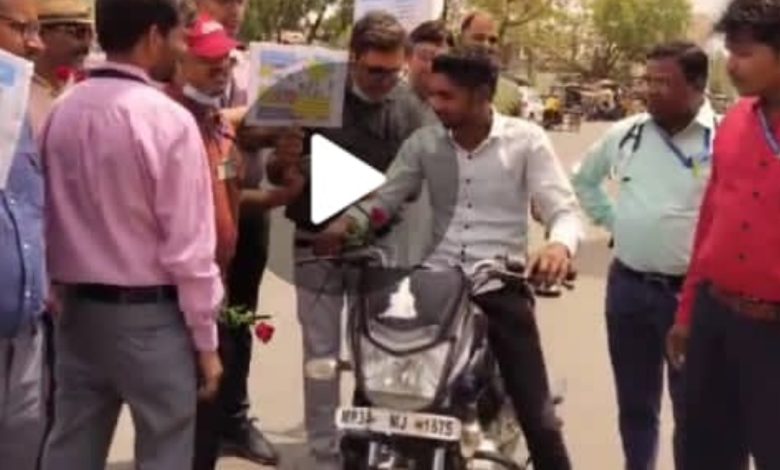 जागरूकता : सड़कों पर गुलाब का फूल देखकर बाइक सवारों से हेलमेट लगाने की अपील 1 Screenshot 2024 04 07 19 56 00 083 com.whatsapp