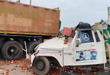 अमरपाटन NH 30 में बड़ा सड़क हादसा : खड़े ट्रक से टकरा गई टमाटर से लोड पिकअप, चालक बुरी तरह घायल 10 Screenshot 2024 04 13 19 33 50 604 com.whatsapp