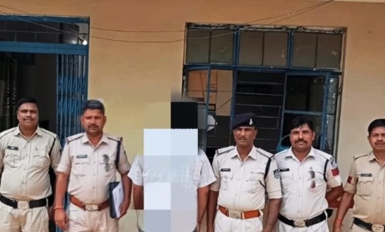 एसबीआई आफिसर बनकर लोन दिलाने के लिए ग्रामीणों का बैंक खाता खोलने के नाम पर ठगी : आरोपी गिरफ्तार 1 Screenshot 2024 04 26 11 38 33 955 com.whatsapp