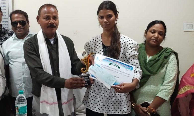 मध्य प्रदेश में चतुर्थ स्थान पर रही कुमारी चेतना : नगर पालिका अध्यक्ष ने किया सम्मान 1 Screenshot 2024 05 04 11 46 24 923 com.whatsapp