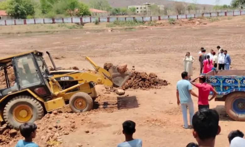 तालाब की खुदाई में मिला प्राचीन प्रतिमाओं का जखीरा : लोग पूजा करने पहुंचे, पुरातत्व विभाग कर रहा पड़ताल 1 Screenshot 2024 05 13 22 01 18 900 com.ak .ta .dainikbhaskar.activity