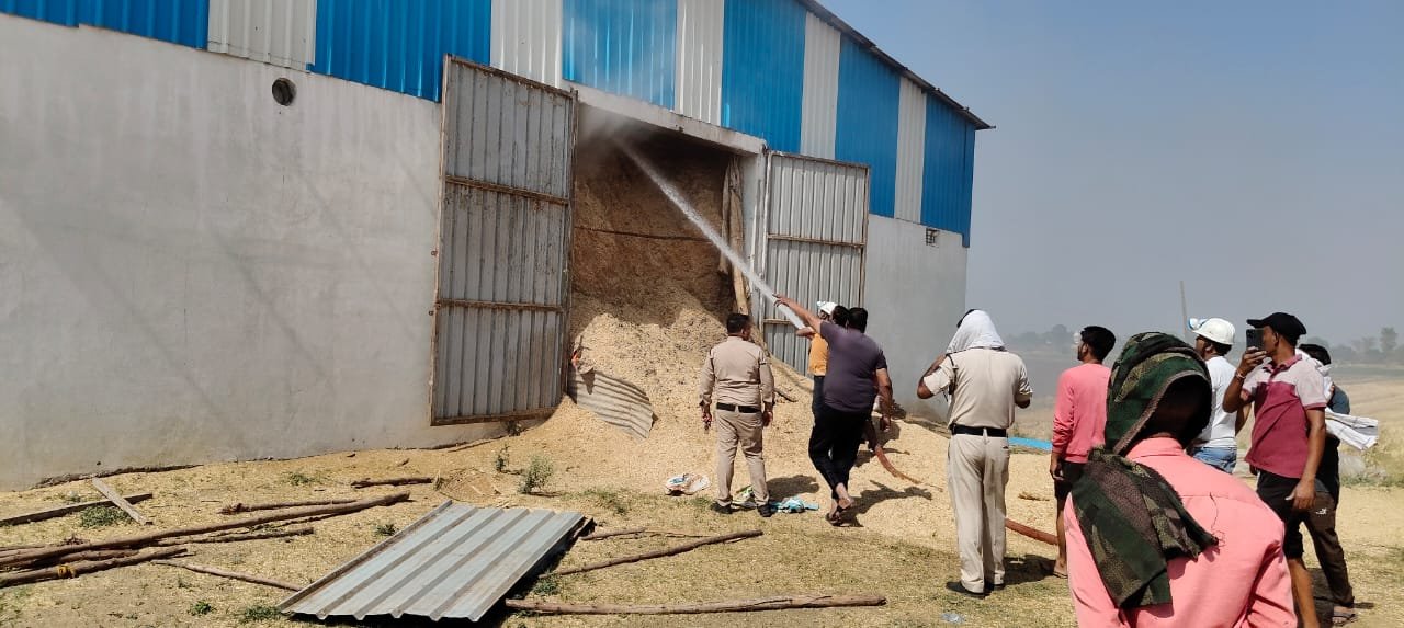 बेलखाडू सिमरिया में धधक उठा भूसें से भरा वेयर हाउस, घंटों मशक्कत के बाद आग पर काबू पाया गया 3 WhatsApp Image 2024 05 02 at 16.45.11