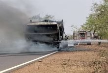 बीच सड़क पर धू-धू करके जल गया ट्रक 13 fdddd