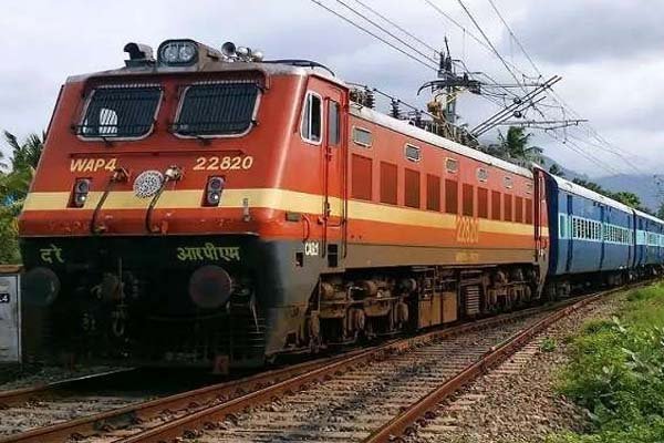 स्टेशन मास्टर को आ गई नींद, लोको पायलट मारता रहा हॉर्न 1 train
