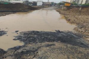 सड़के तालाब में तब्दील, पलट रहे वाहन, बच्चे नहीं जा पा रहे स्कूल ..Roads turned into ponds 2 ddddf 1