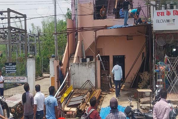 टीन का शेड लगाते वक्त फैला करंट, व्यक्ति बुरी तरह झुलसा. The person got burnt by electric shock. 1 dff