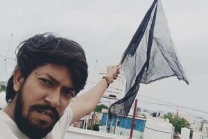 घरों में काले झंडे लगाकर अभिभावकों ने किया विरोध प्रदर्शन . Parents protested by putting black flags in their homes 2 fdfggfg